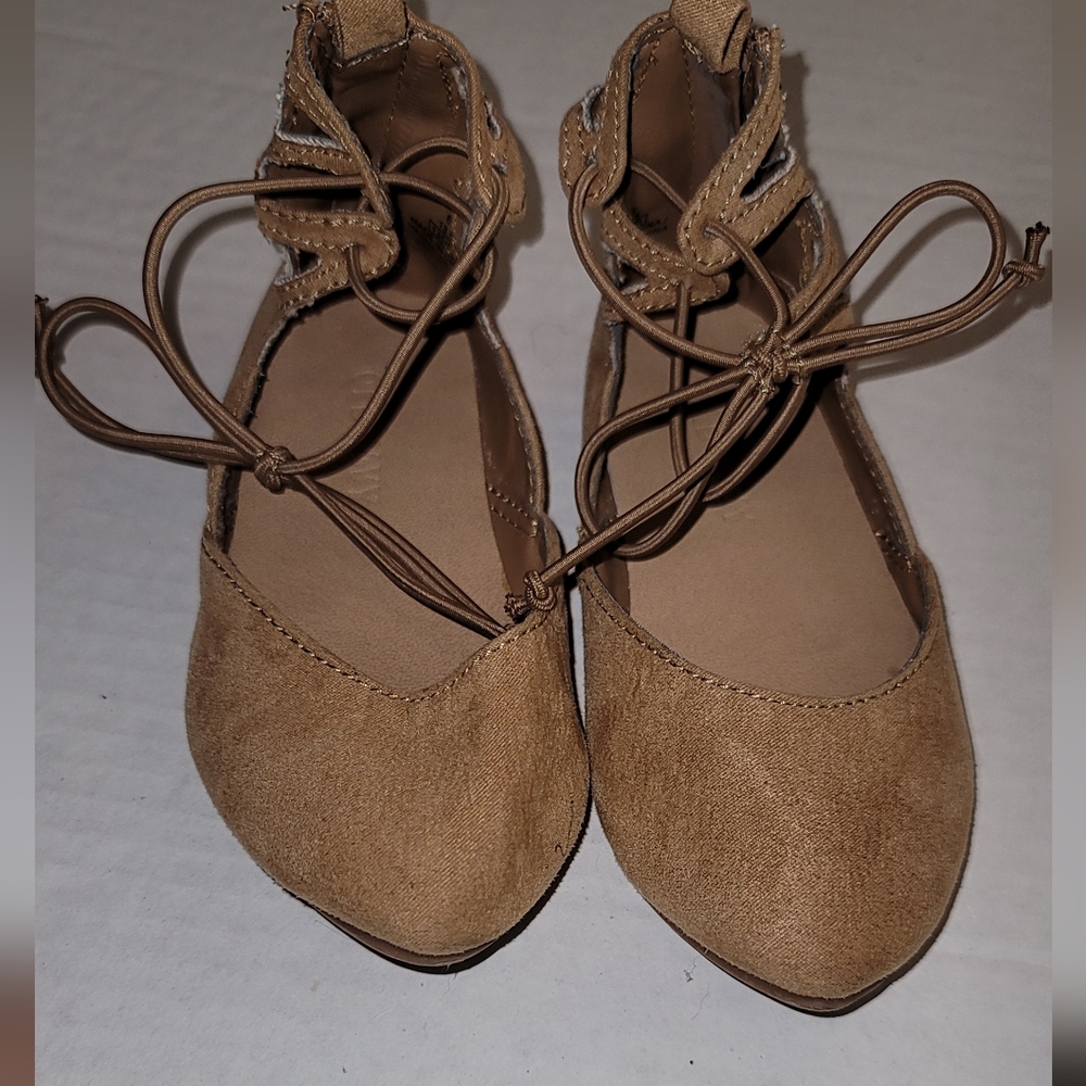 Kids adorable tan lace up flat shoes size 6 with zipper in back fancy dress
